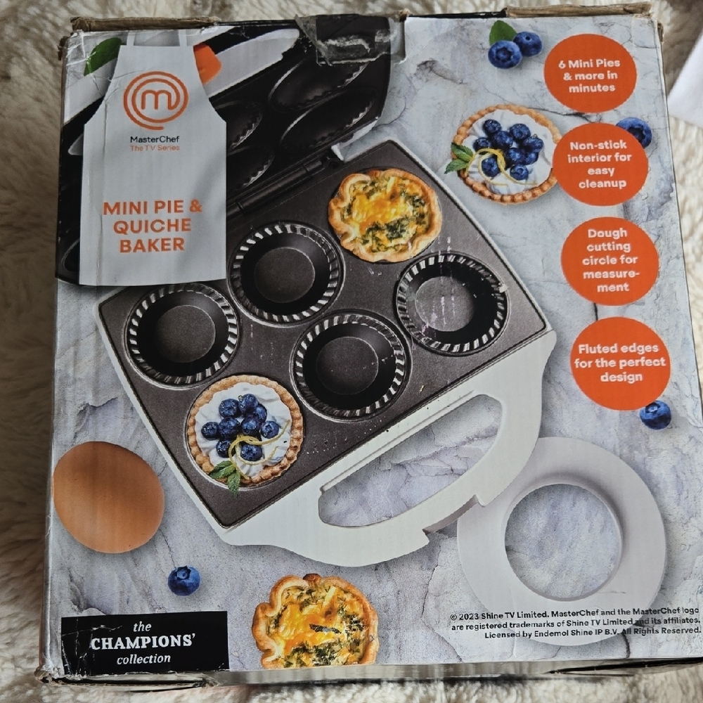 MasterChef Mini Pie & Quiche Baker Non Stick W/ Dough Cutter